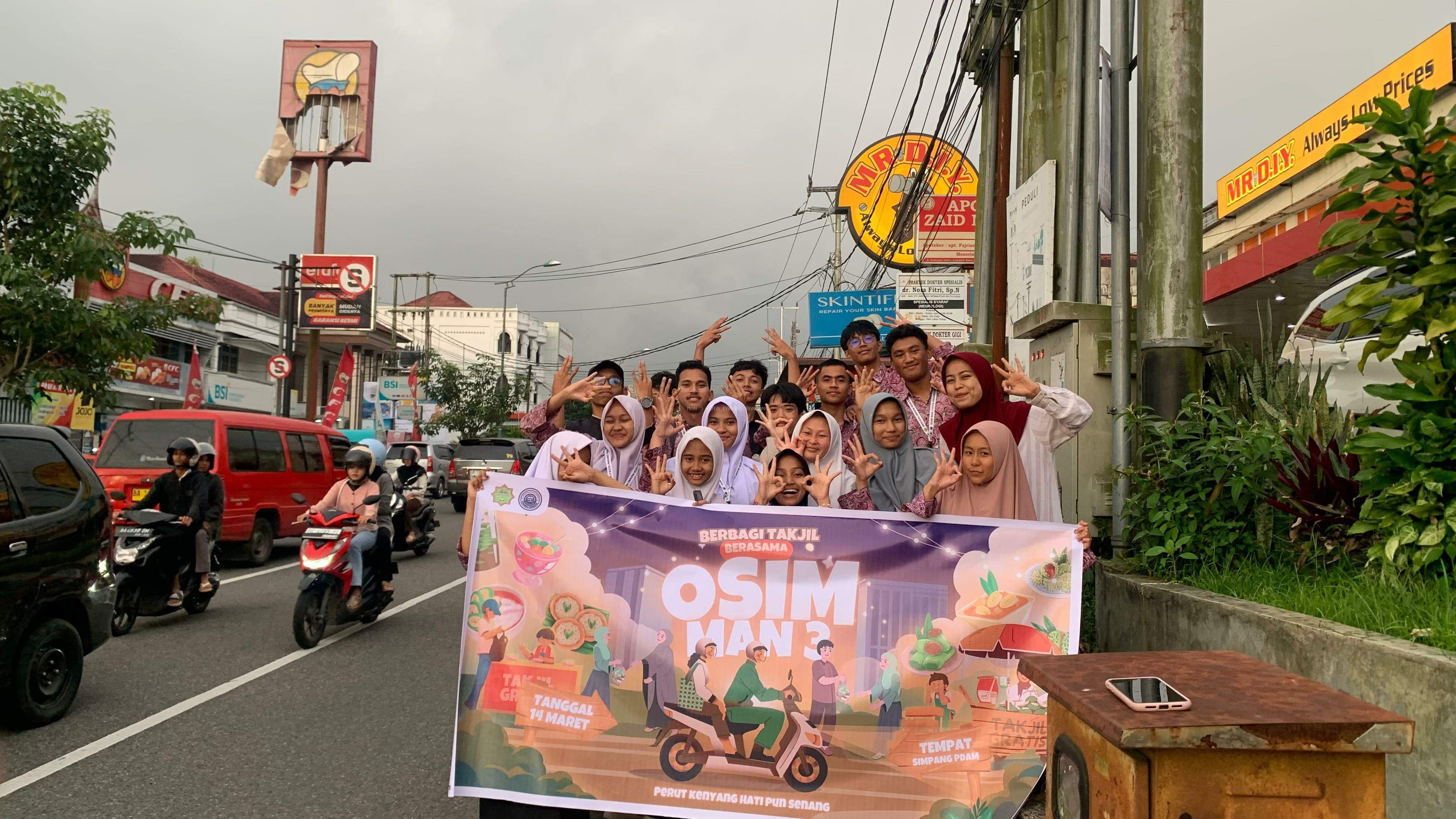 OSIM MAN 3 Berbagi Takjil: Menebar Kebaikan di Bulan Ramadan