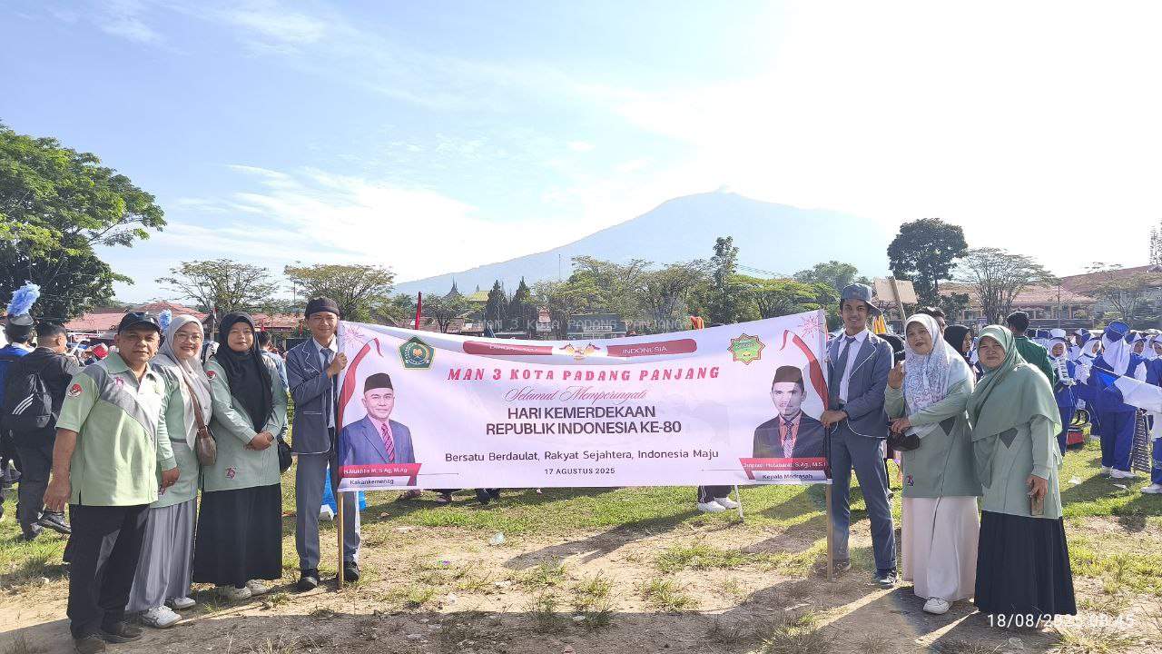 MAN 3 Kota Padang Panjang Ikuti Pawai Alegoris HUT RI ke-80