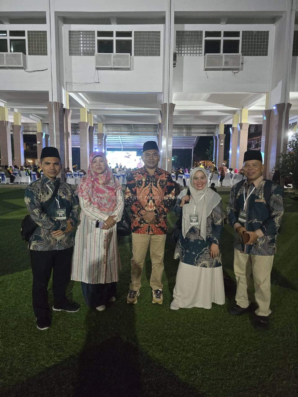 Dukung Prestasi Madrasah, Kamad MAN 3 Kota Padang Panjang Dampingi Siswa pada Pembukaan OMI Nasional