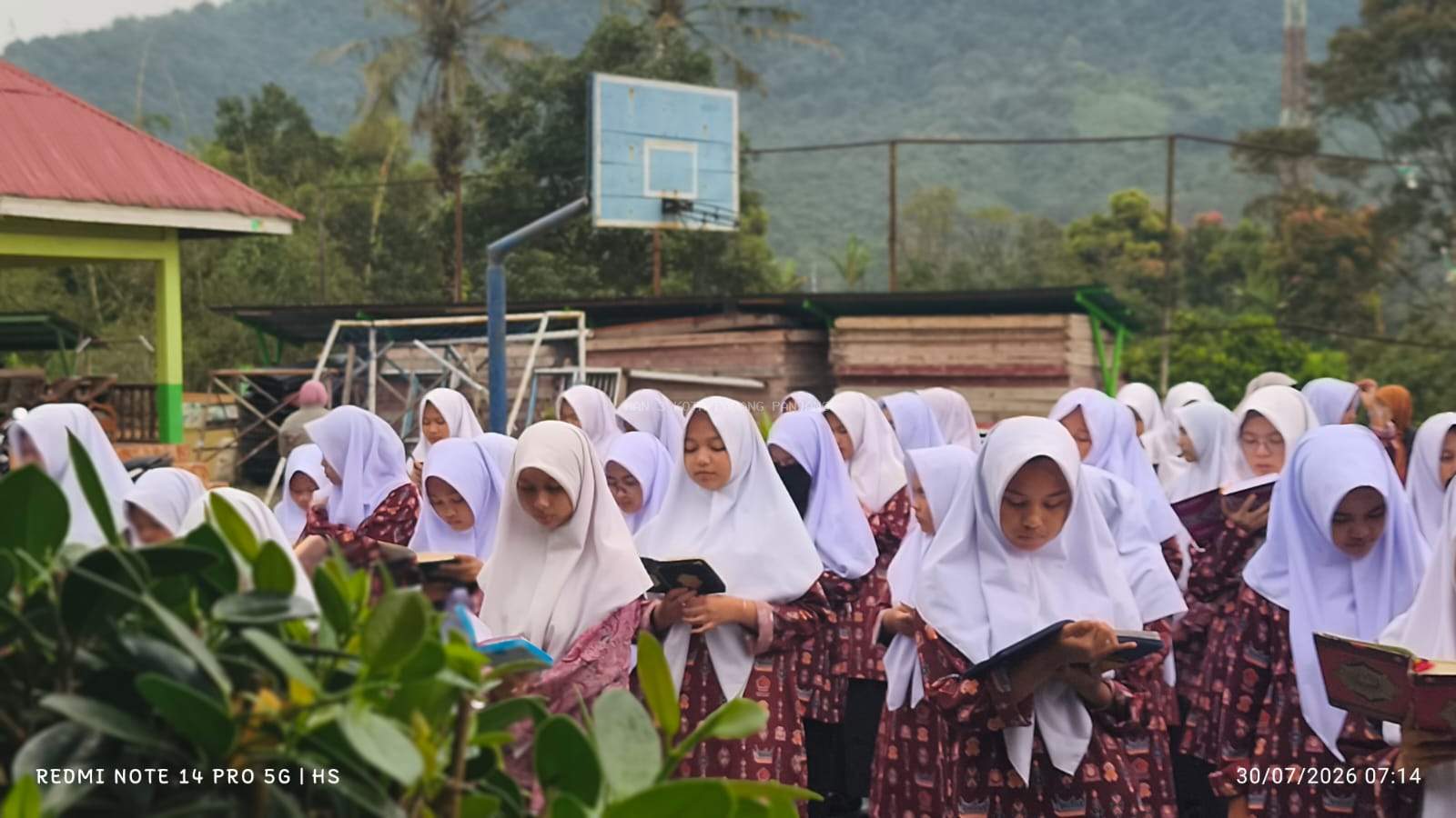 Hujan Tak Menghalangi Langkah, Tahsin Pagi Tetap Menggema di MAN 3 Kota Padang Panjang
